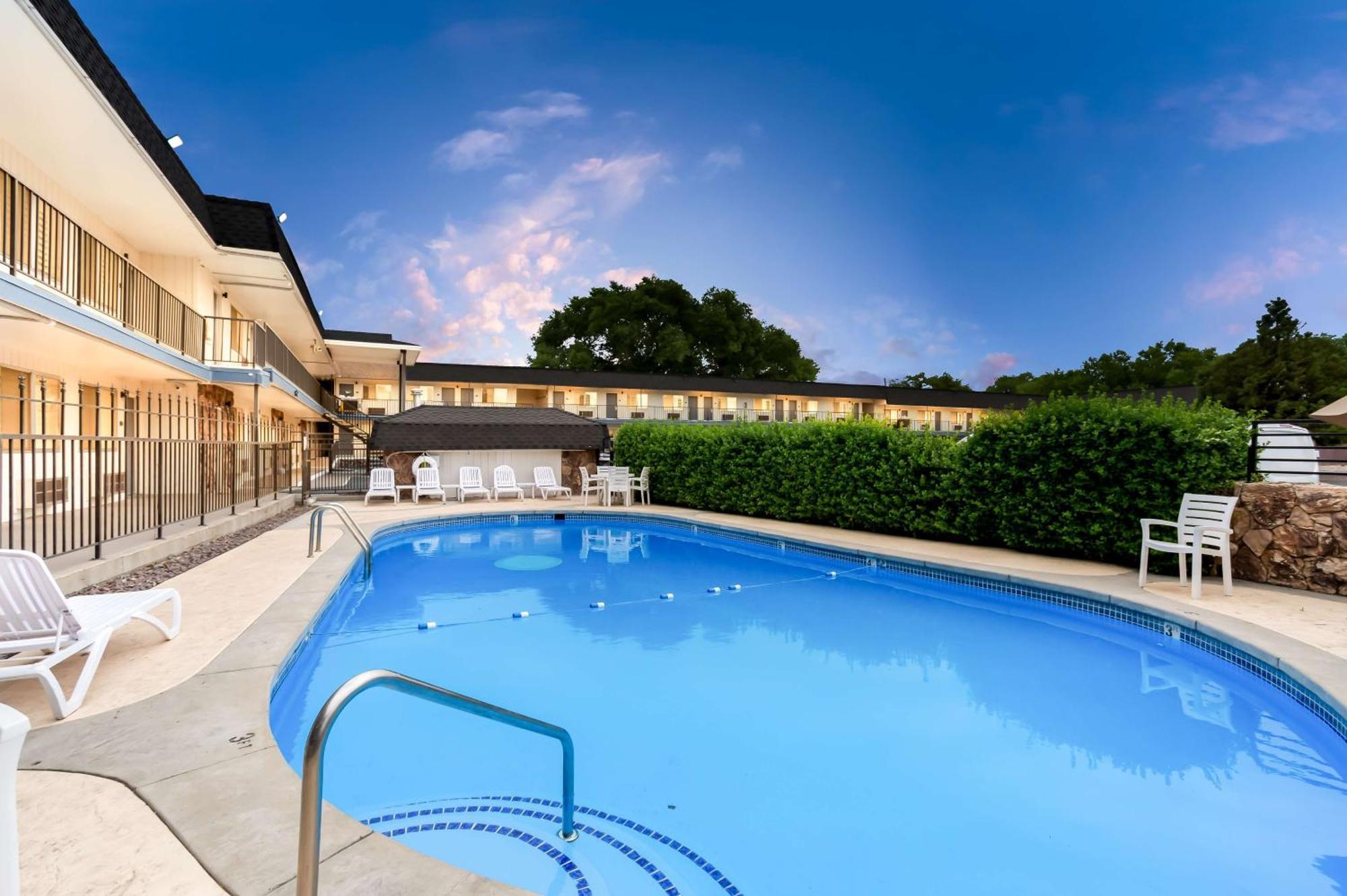 Surestay Plus Hotel By Best Western Сузанвилл Экстерьер фото