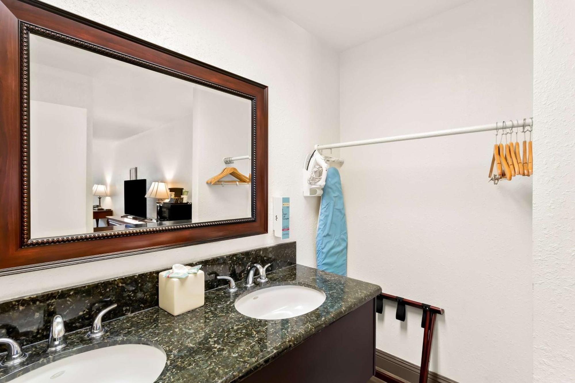 Surestay Plus Hotel By Best Western Сузанвилл Экстерьер фото