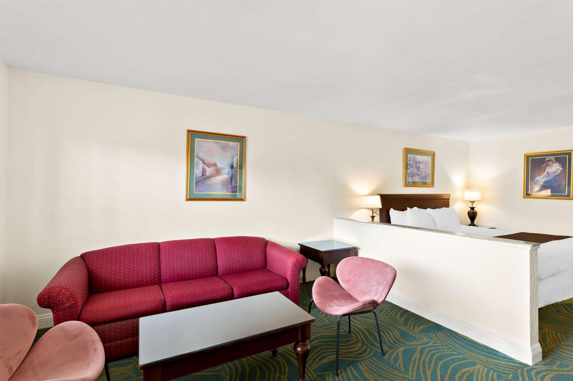 Surestay Plus Hotel By Best Western Сузанвилл Экстерьер фото