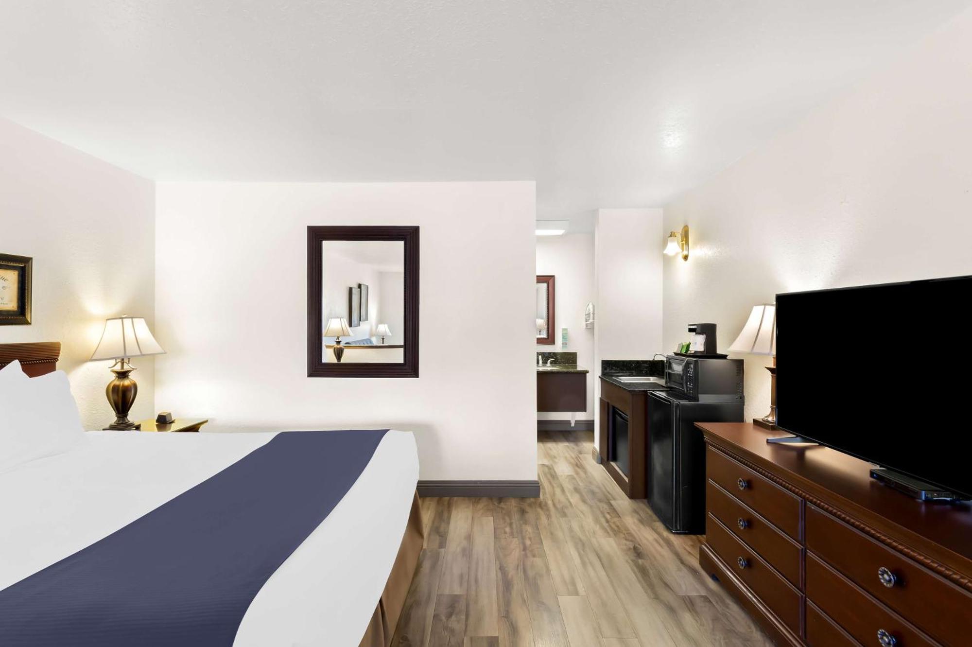 Surestay Plus Hotel By Best Western Сузанвилл Экстерьер фото